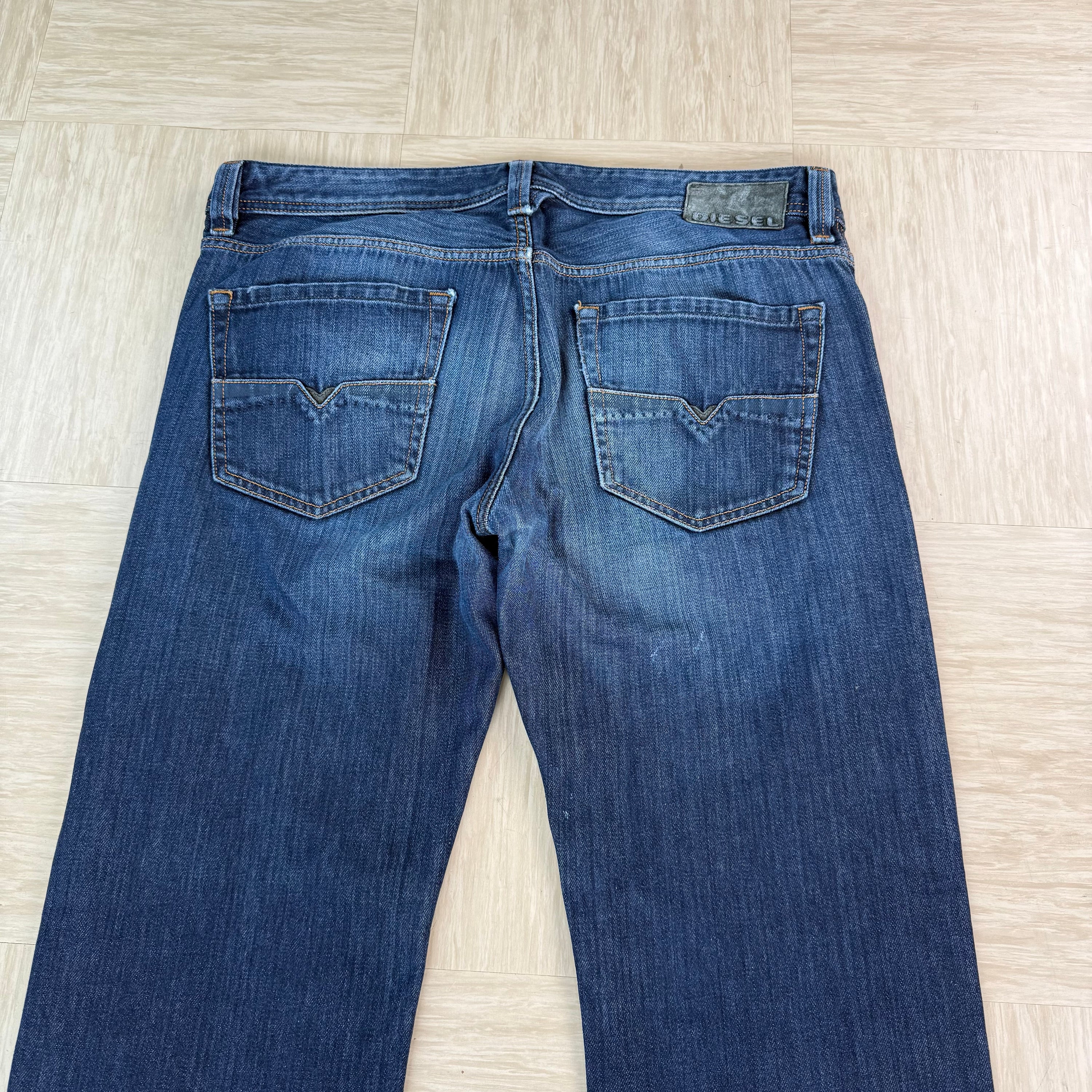 Diesel 2000's larkee dark denim relaxed straight fit (M-L)
