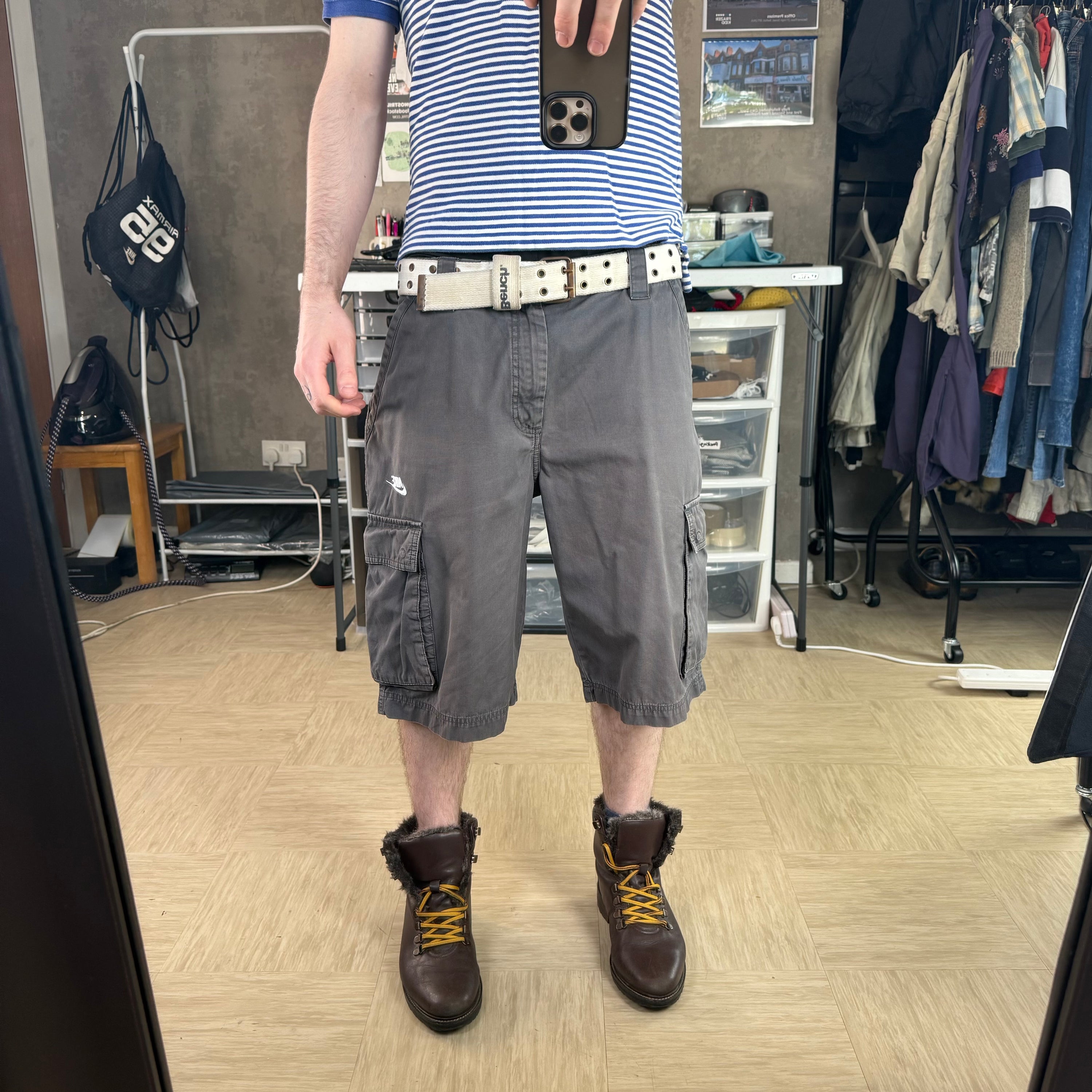 Nike 2000's baggy wide leg cargo shorts (M)