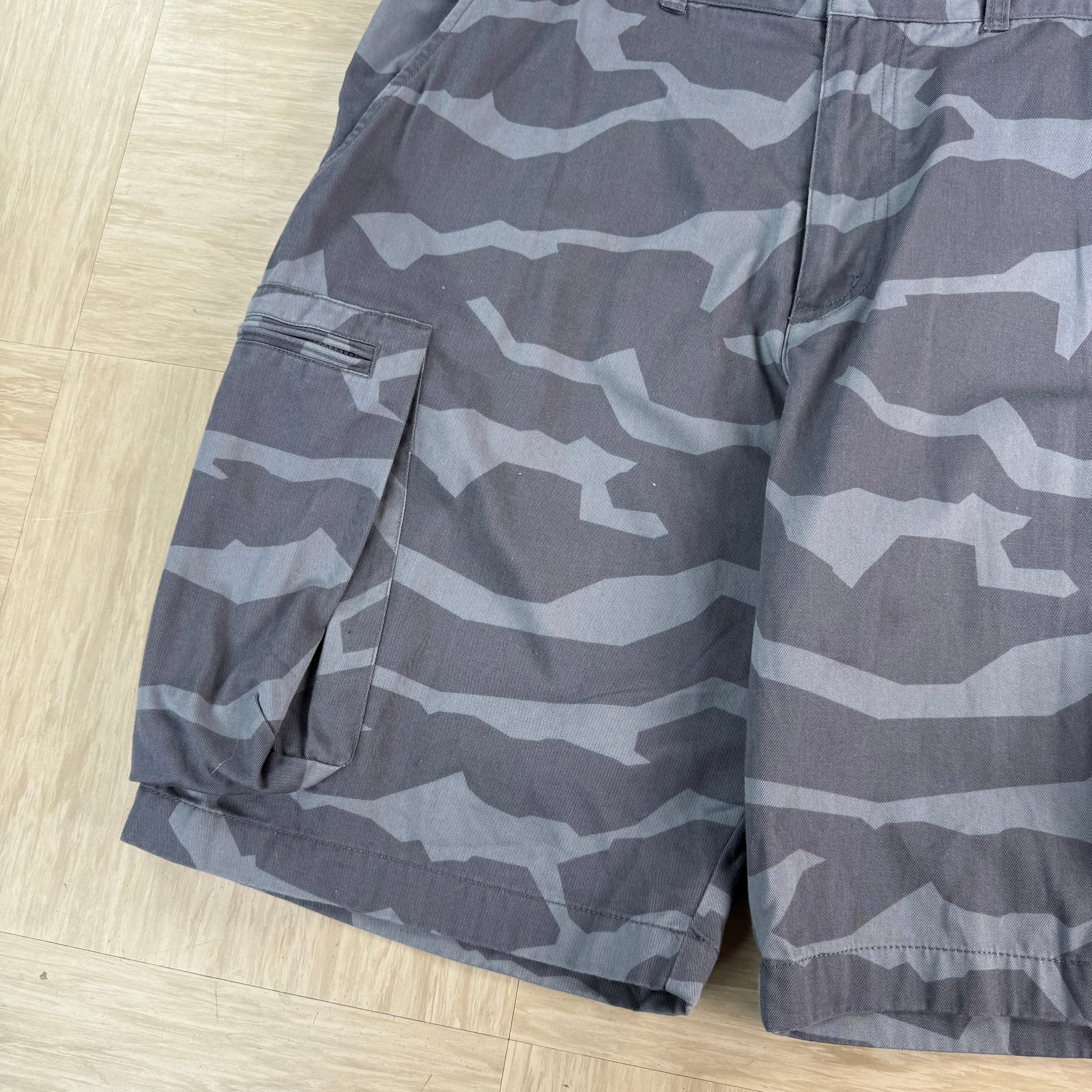 Nike 2000's baggy wide leg camo cargo shorts (L)