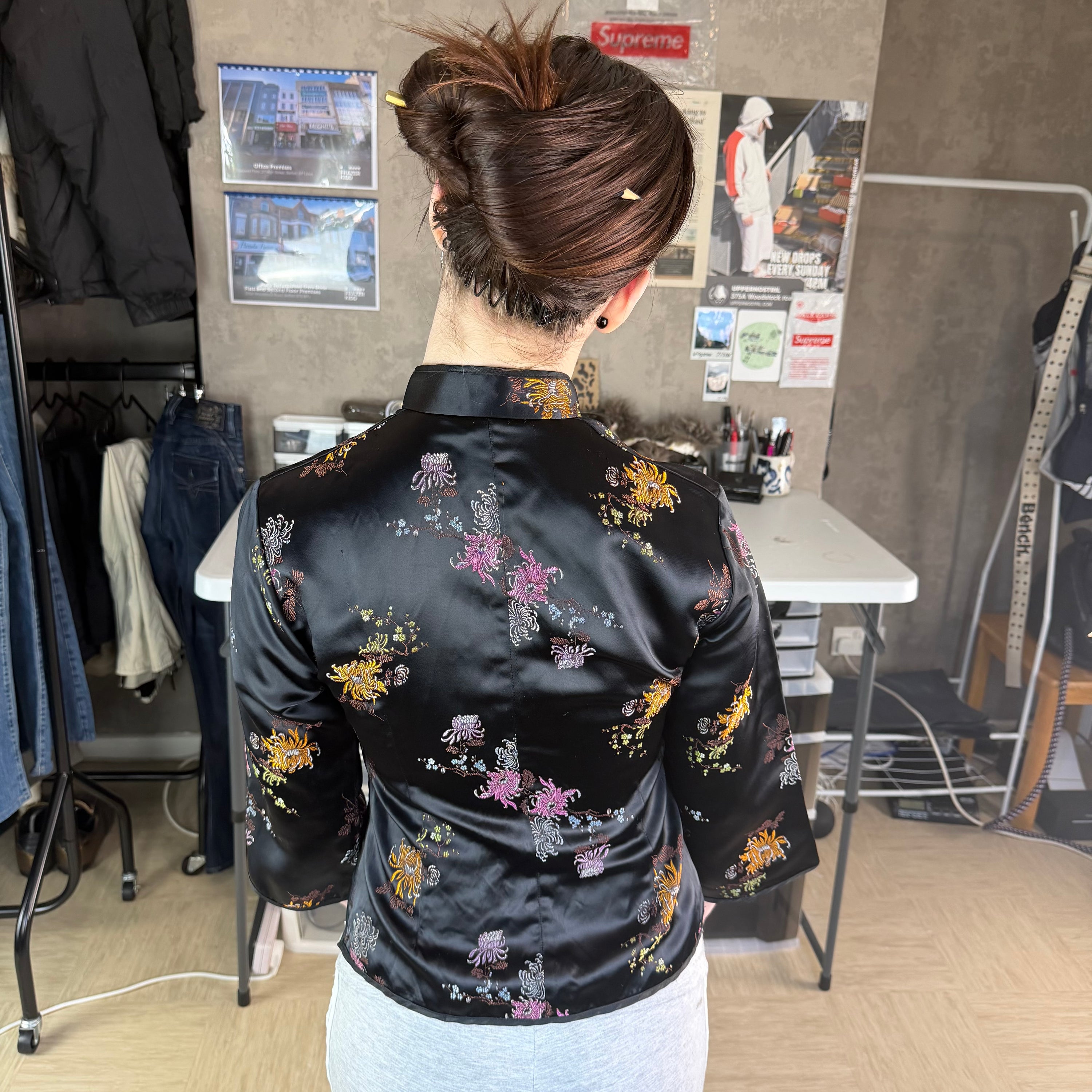 Traditional Chinese mandarin collar satin jacket with frog closure and floral embroidery (S) wms