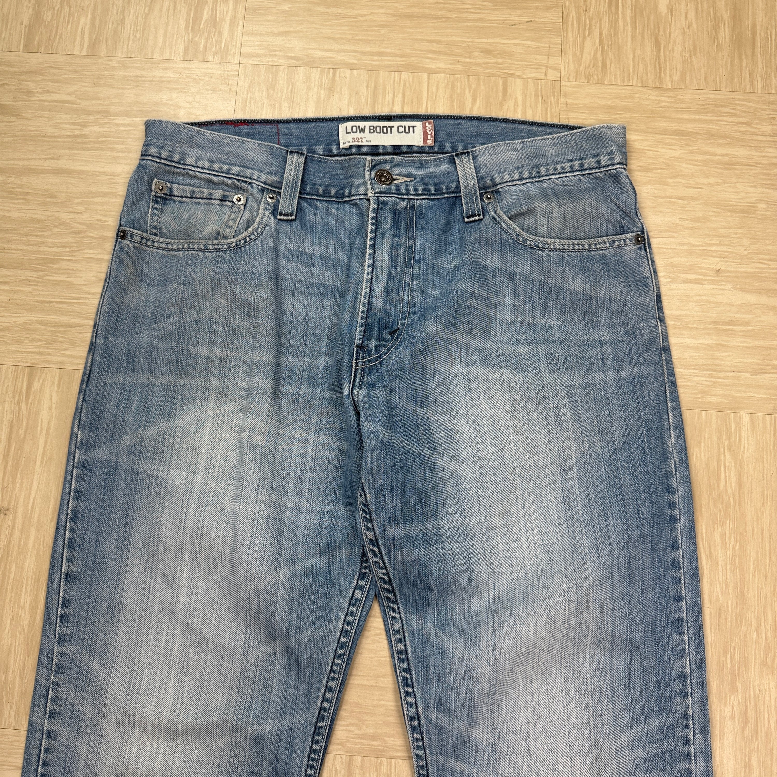 Levi's 527 2000's low waisted relaxed bootcut denim jeans (S-M)
