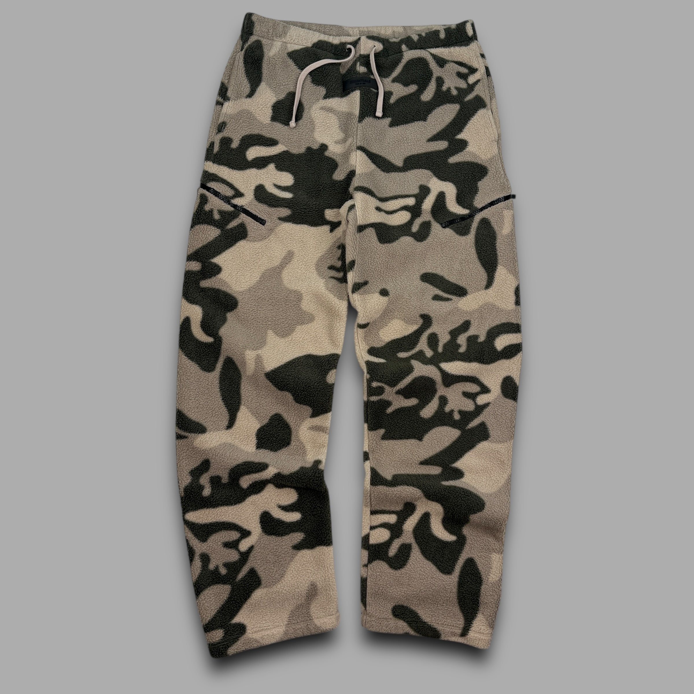 Essentials straight leg uncuffed fleece camo joggers (L) wms