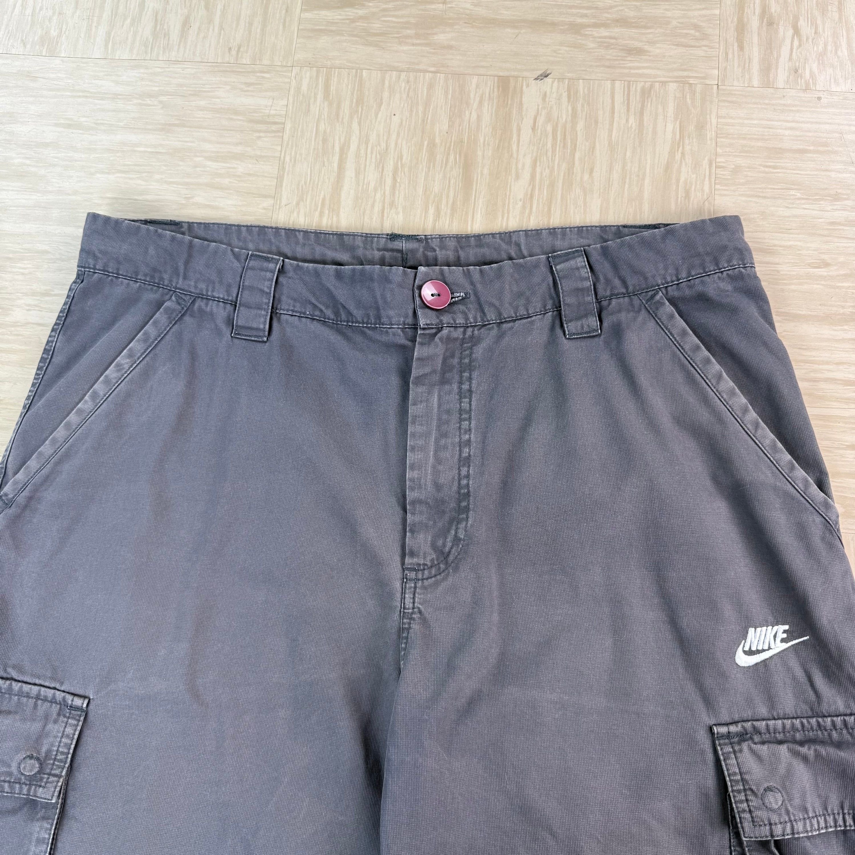 Nike 2000's baggy wide leg cargo shorts (M)