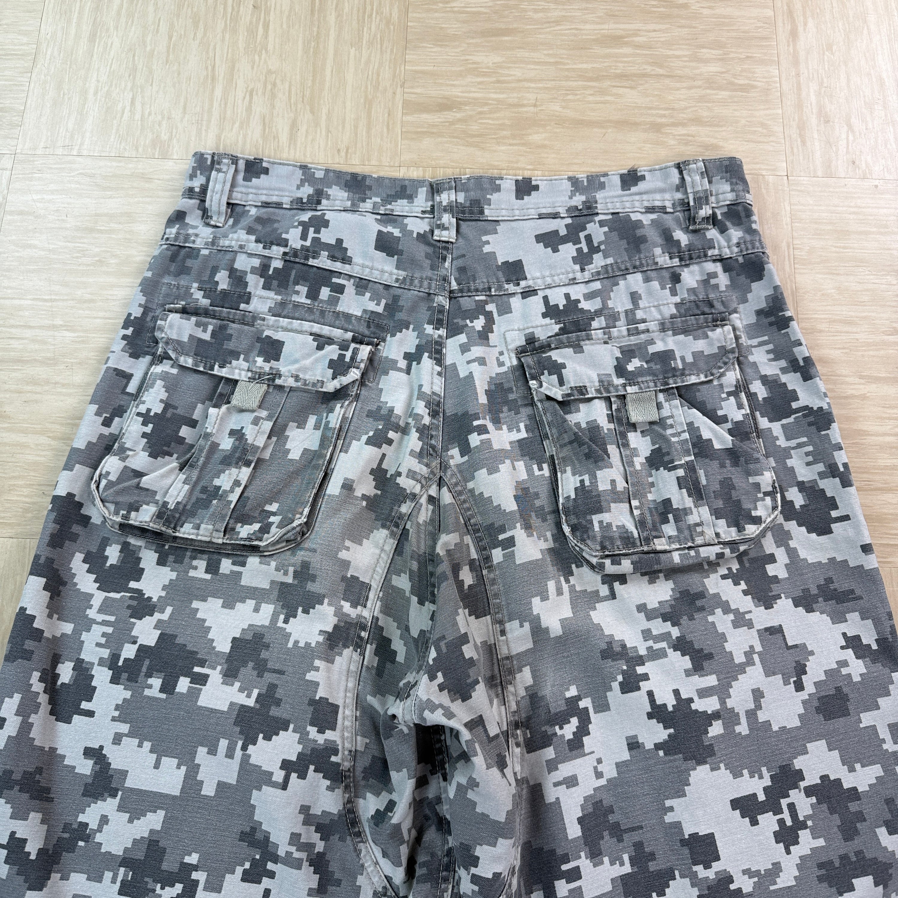 Vintage digital camo baggy multi-pocket cargo shorts (M)
