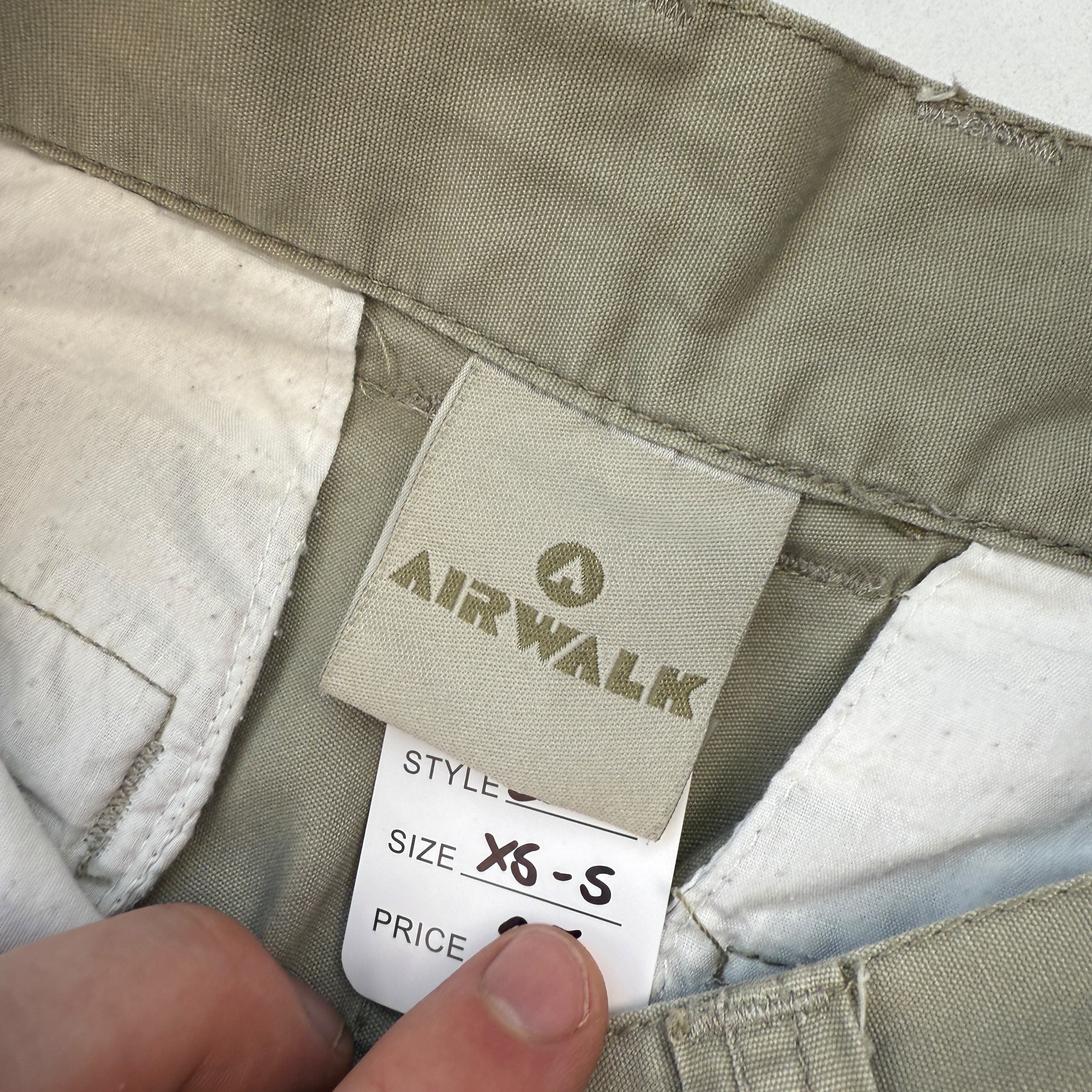 Airwalk 2000's baggy multi-pocket cargo shorts (XS-S)