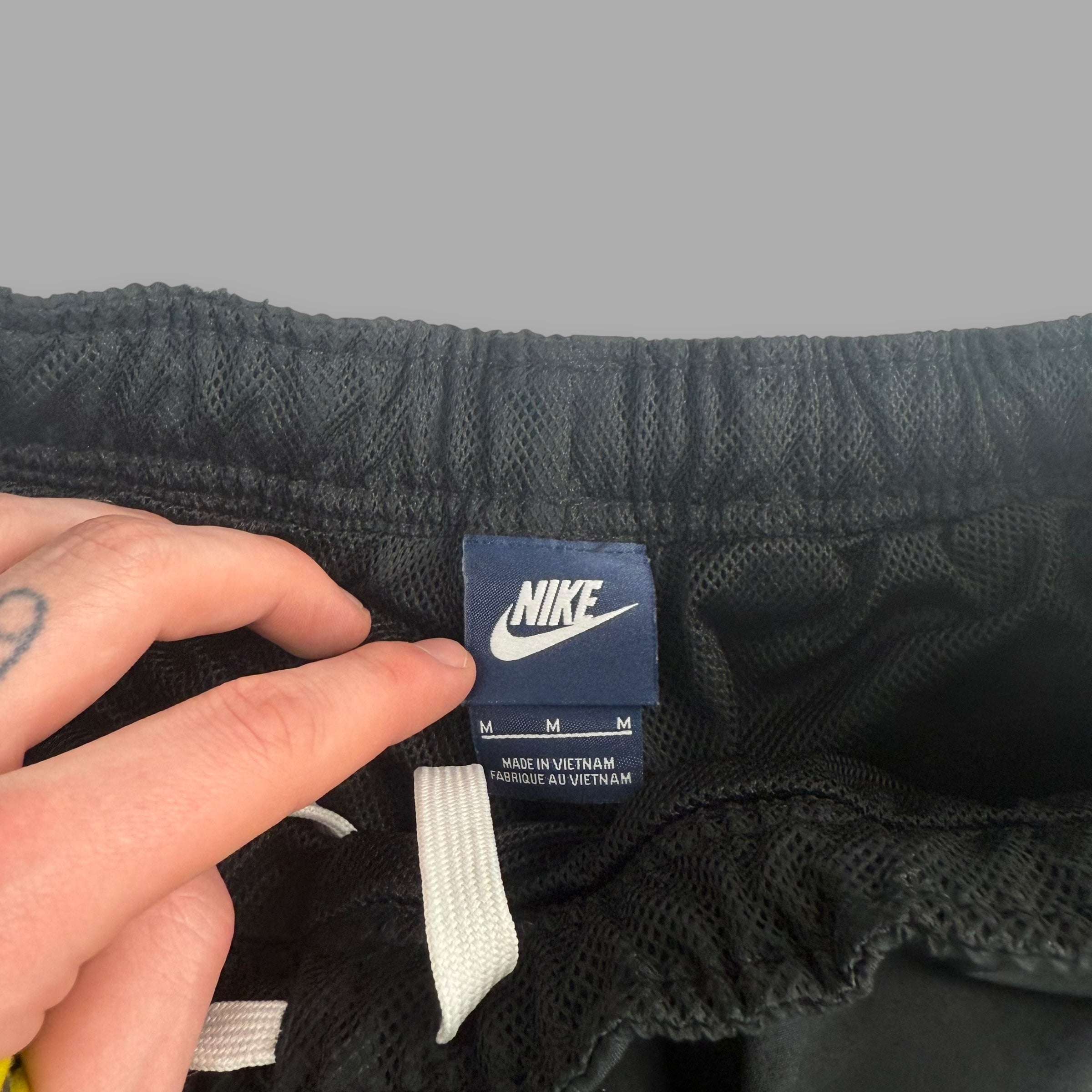 Nike 2000's baggy wide leg spellout shorts (M)