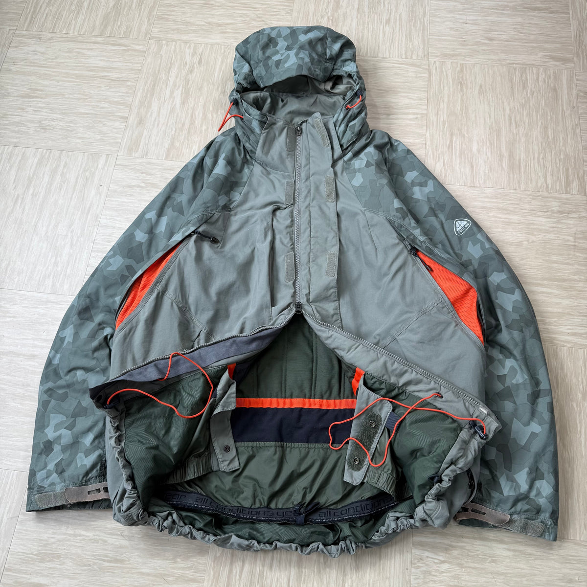 Nike ACG 2000's technical multi-pocket softshell jacket (L)