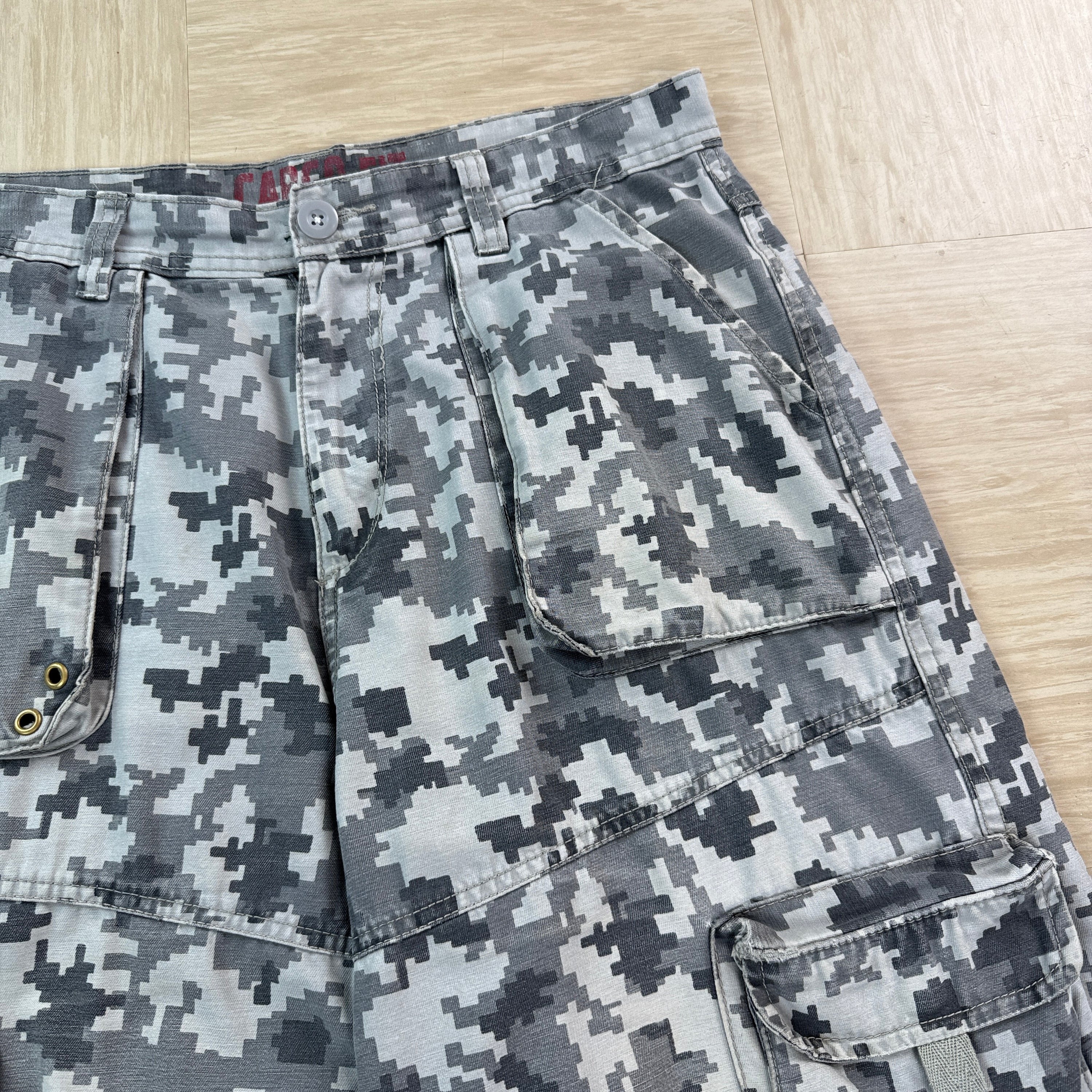 Vintage digital camo baggy multi-pocket cargo shorts (M)