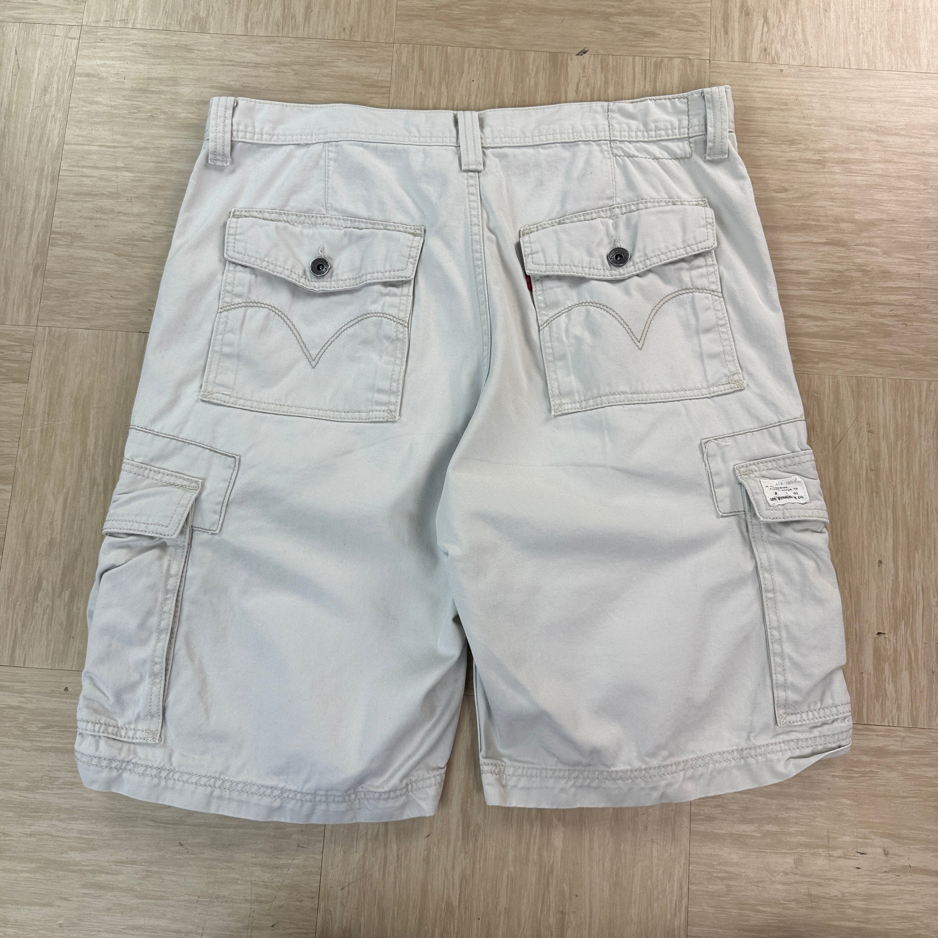 Levi's 2000's relaxed fit baggy cargo shorts (XL)