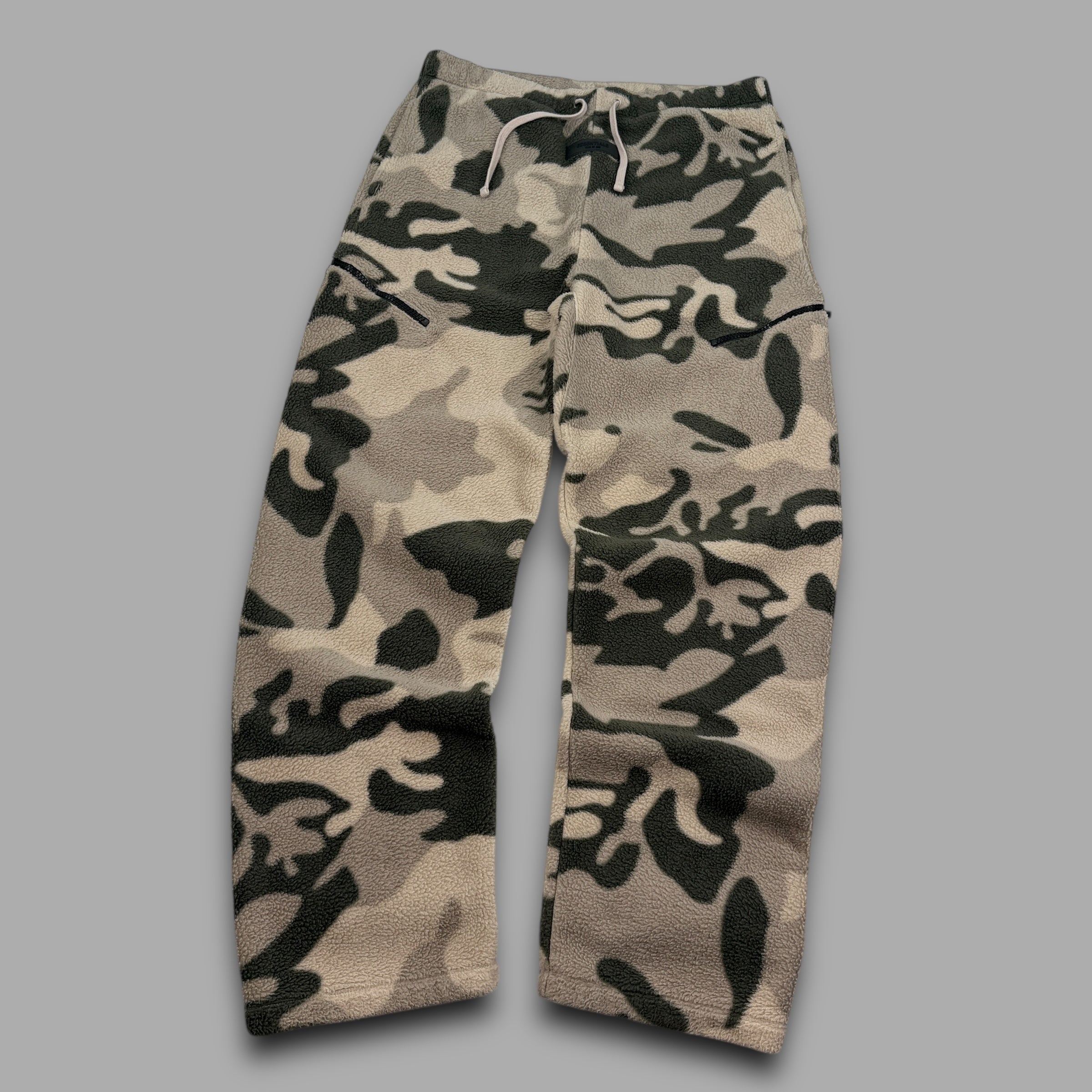 Essentials straight leg uncuffed fleece camo joggers (L) wms