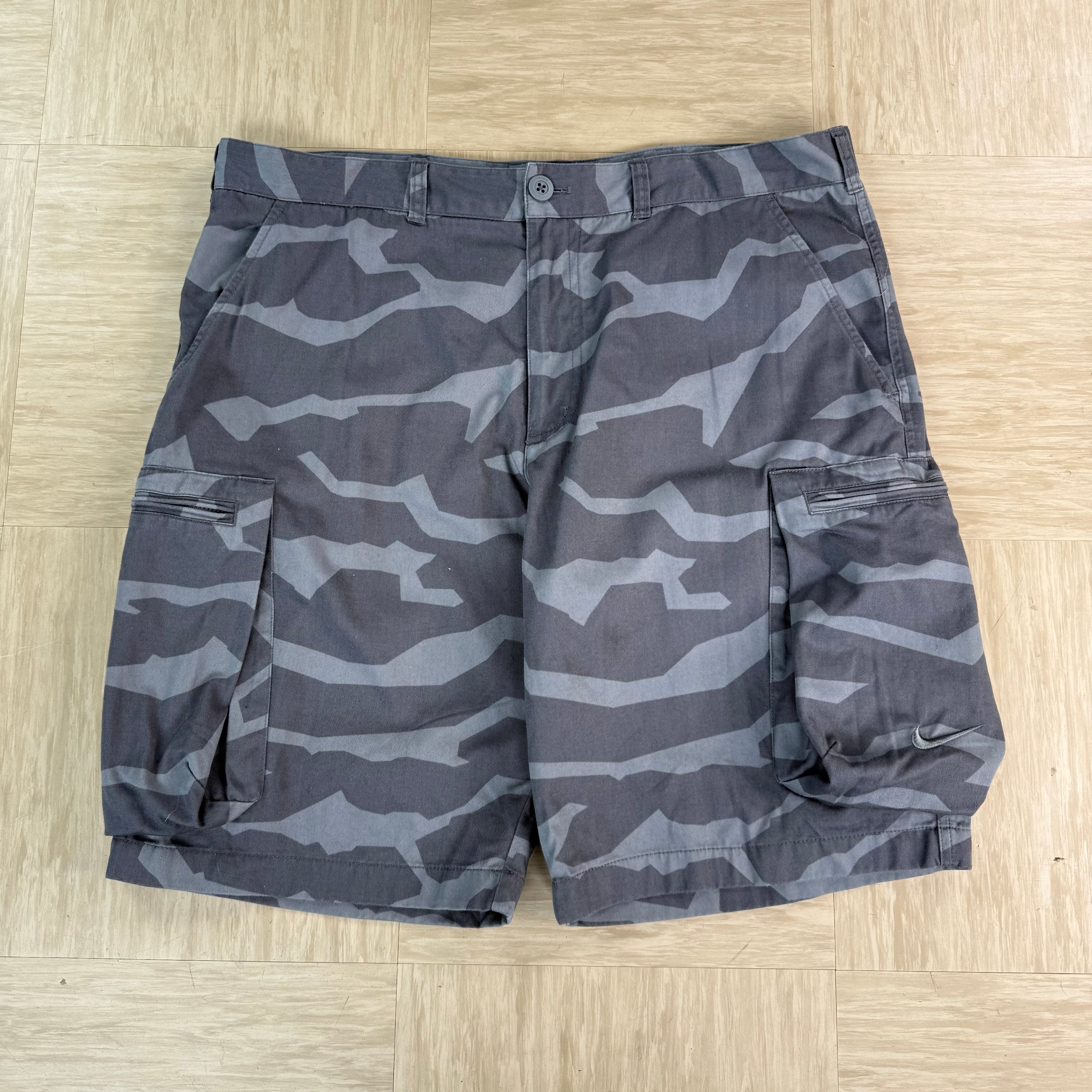 Nike 2000's baggy wide leg camo cargo shorts (L)