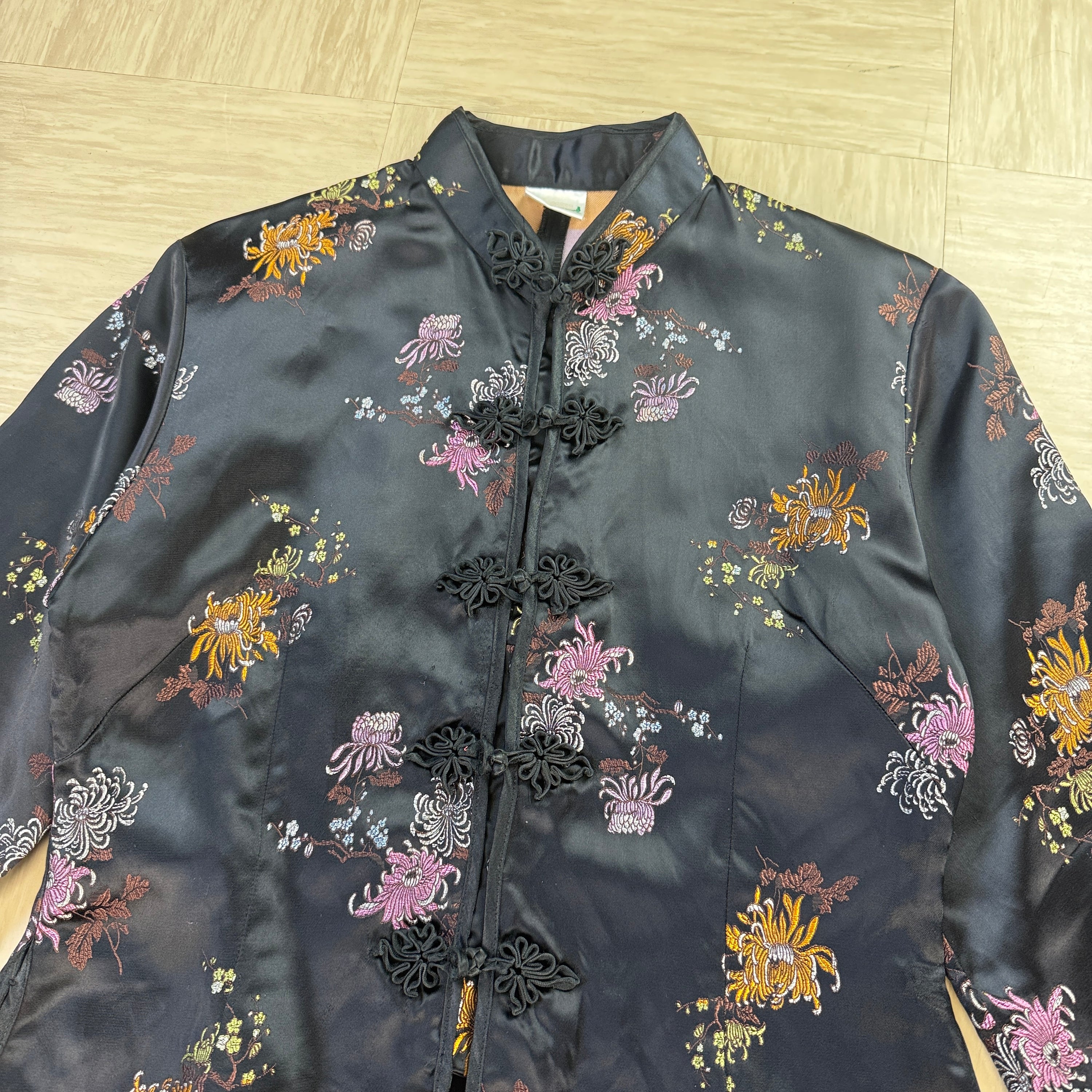 Traditional Chinese mandarin collar satin jacket with frog closure and floral embroidery (S) wms