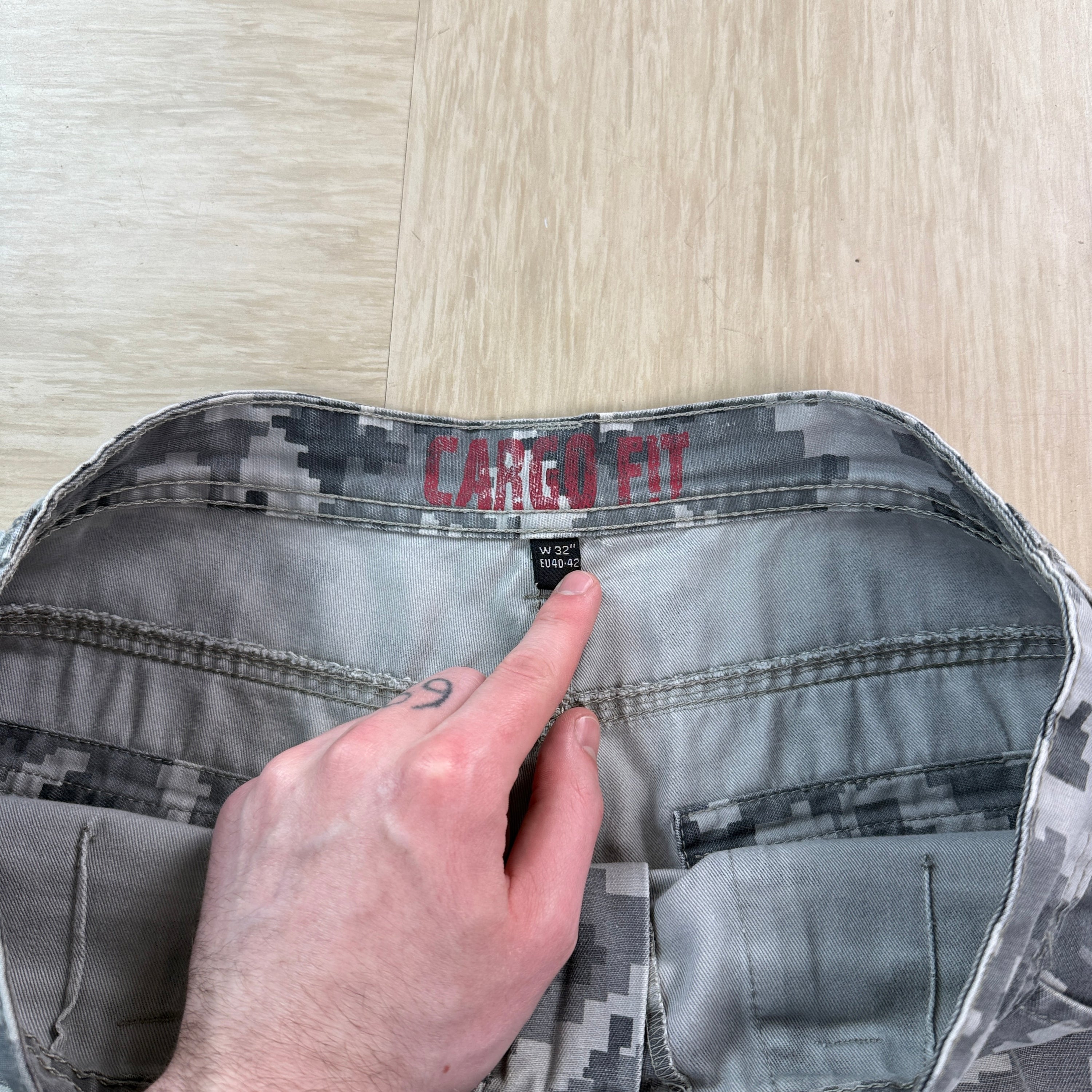 Vintage digital camo baggy multi-pocket cargo shorts (M)