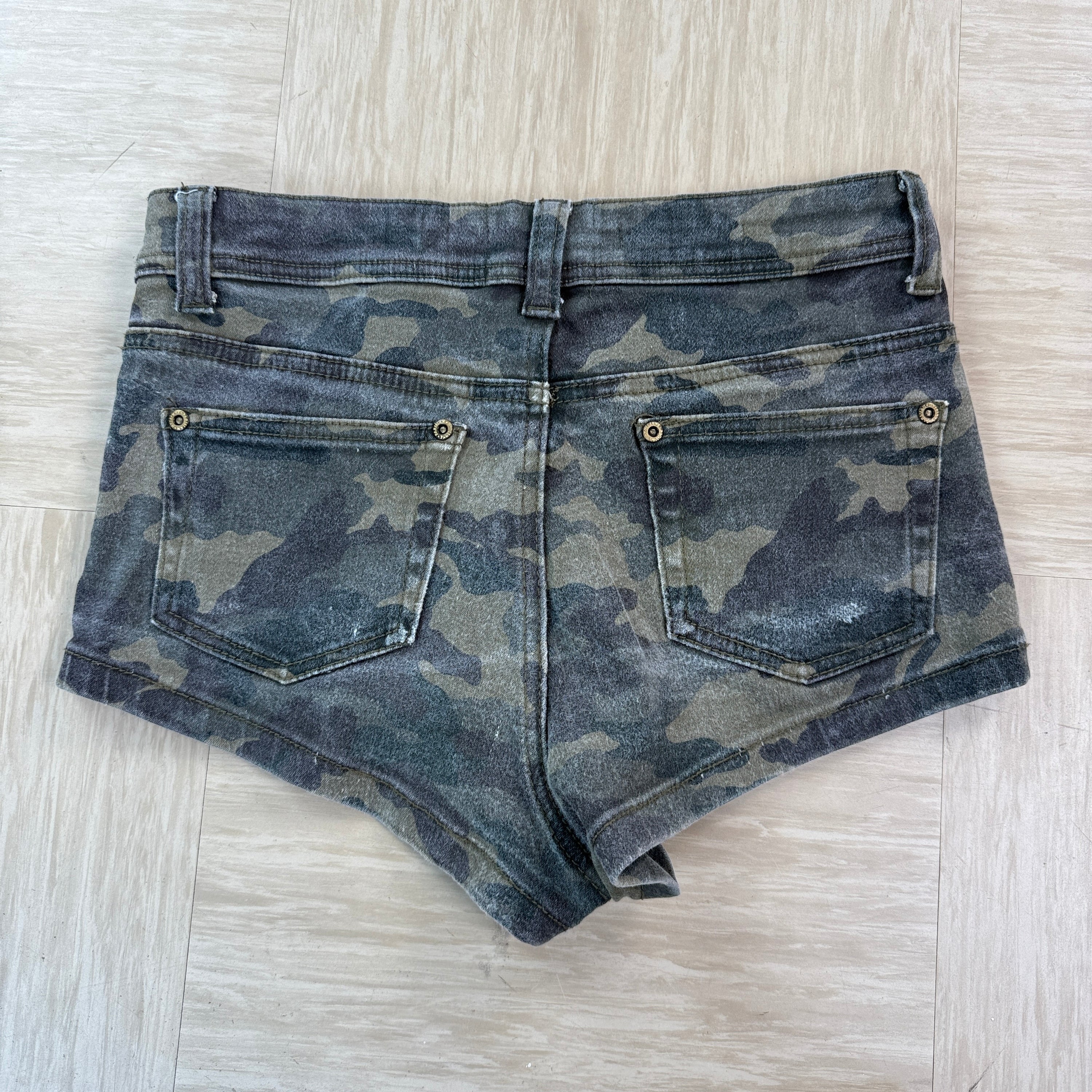 Parisian 2000's high waisted camo booty shorts (XS)