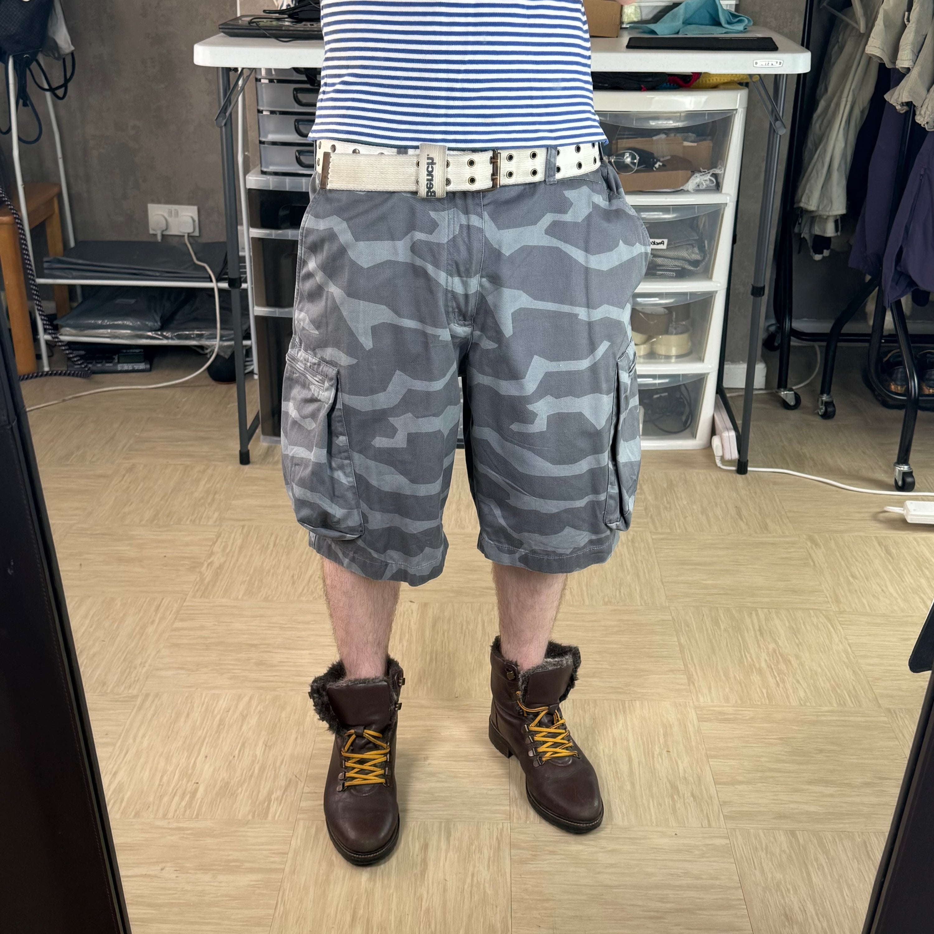 Nike 2000's baggy wide leg camo cargo shorts (L)